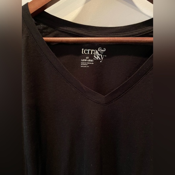 Terra & Sky Black Long Sleeve V Neck Tee 1X Curved Hem - Picture 3 of 5